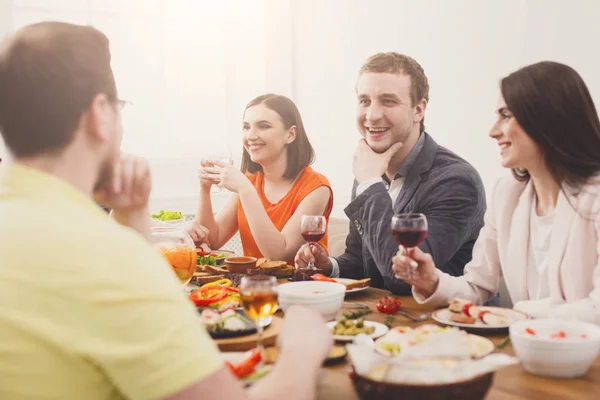 Skupina šťastných lidí na sváteční stůl večerní párty — Stock fotografie