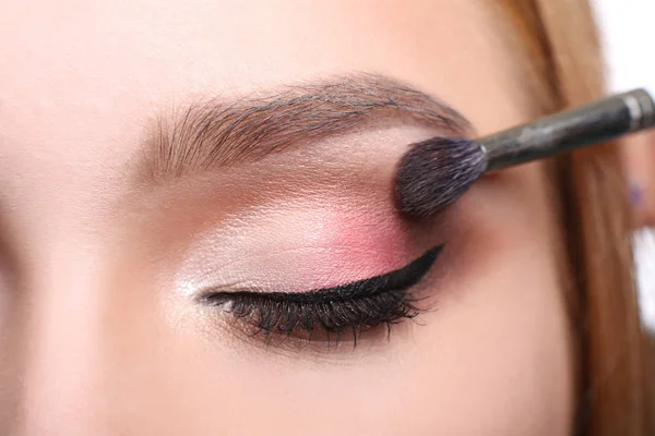 Make-up artist apply eyeshadow with brush, beauty — Stock Photo, Image