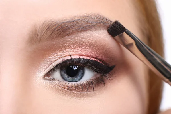 Make-up artist zastosować cień do brwi z pędzla, uroda — Zdjęcie stockowe