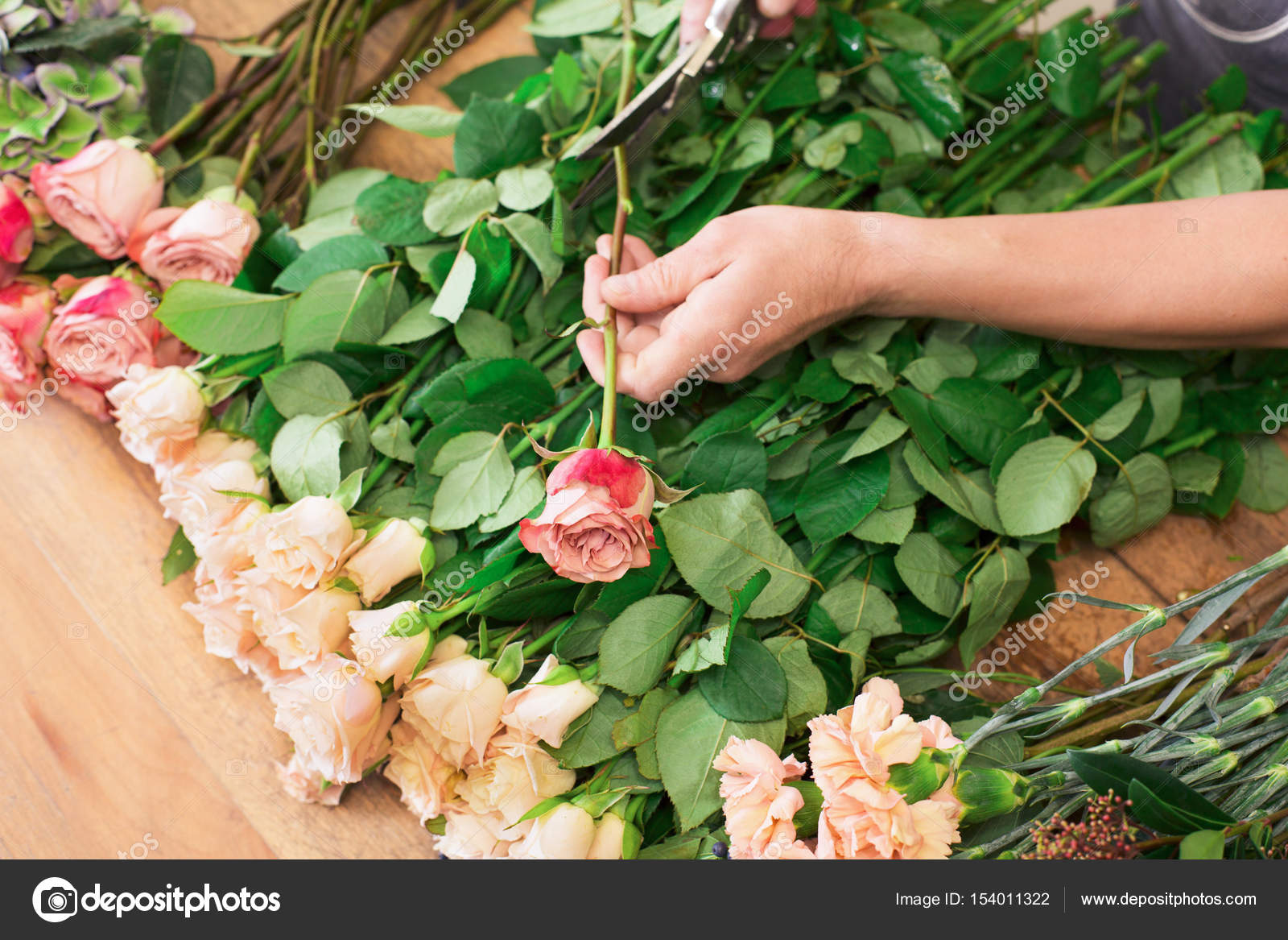 Assistant Dhomme En Livraison Magasin De Fleur Faire