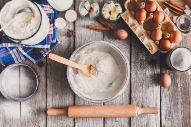 Rustik ahşap arka plan üzerinde fırın malzemeleri