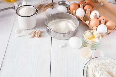 Malzemeler beyaz rustik ahşap zemin üzerinde pişirme, kopyalama alanı