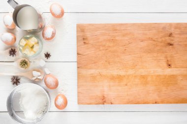 Malzemeler beyaz rustik ahşap zemin üzerinde pişirme, kopyalama alanı