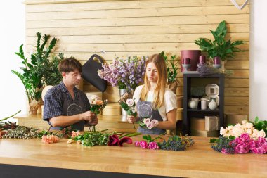 Gül buketi çiçekçi ve asistanı olarak çiçek Dükkanı teslim olun
