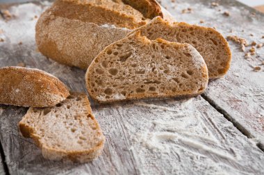 Fırın kavramı. Dilimlenmiş çavdar ekmeği arka plan bol