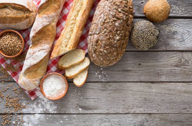 Kırsal ahşap üzerinde kopyalama alanı olan ekmek arkaplanı