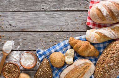 Kırsal ahşap üzerinde kopyalama alanı olan ekmek arkaplanı