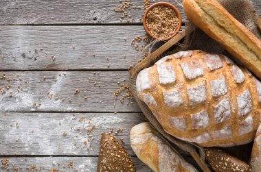 Kırsal ahşap üzerinde kopyalama alanı olan ekmek arkaplanı