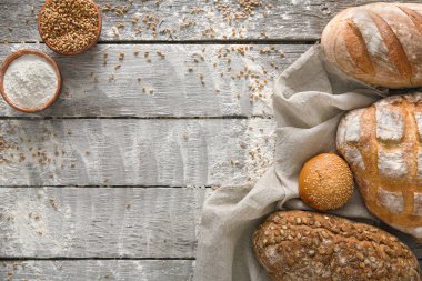 Ekmek fırın arka plan. Kahverengi ve beyaz buğday tahıl somun kompozisyon rustik ahşap üzerine