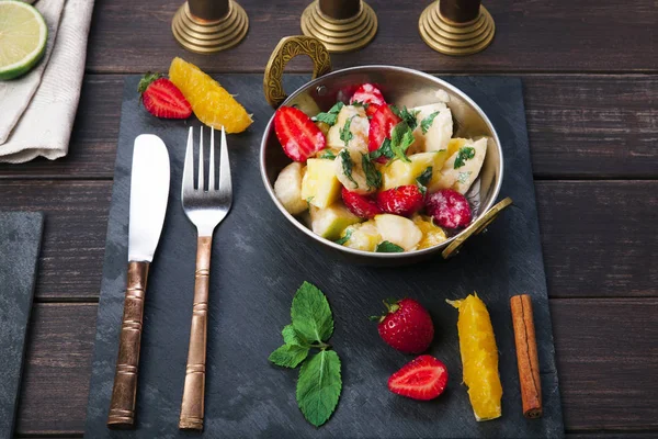 Comida vegetariana de restaurante, ensalada de frutas indias —  Fotos de Stock