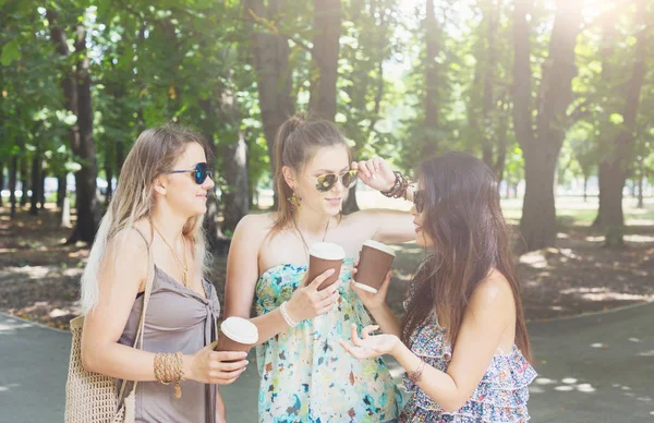 Três belas jovens boho chique meninas elegantes andando no parque . — Fotografia de Stock