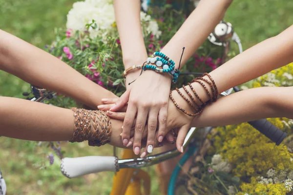 Mani unite di fidanzate primo piano, giovani ragazze in bracciali boho — Foto Stock