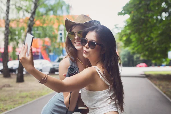 Retrato ao ar livre de três amigos tirar selfie com smartphone — Fotografia de Stock