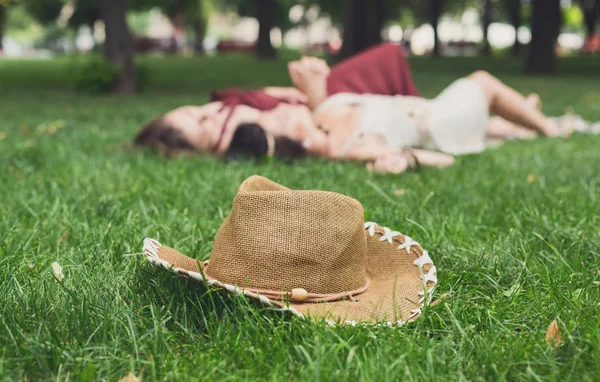 Dziewczyn unfocused zrelaksować się w lato park, młody hipis przyjaciele wypoczynek — Zdjęcie stockowe