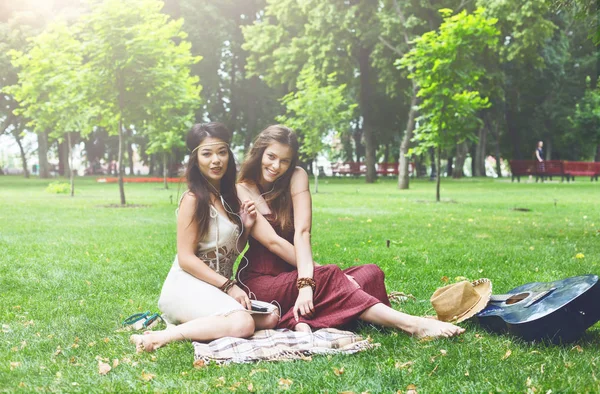 Zwei glückliche Boho Chic stilvolle Freundinnen Picknick im Park — Stockfoto