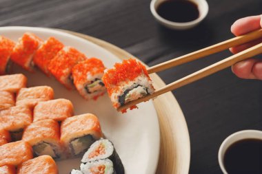 Yemek suşi ve rulo olarak Japon restoranı