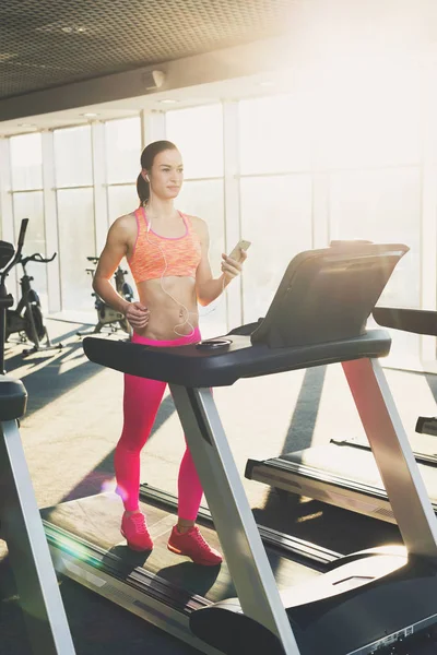 Mujer atractiva en la cinta de correr en el gimnasio, estilo de vida saludable — Foto de Stock