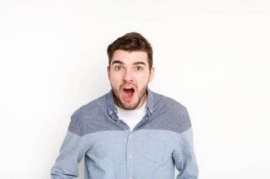 Şok haber. Şok adam hayret yüzündeki ifade