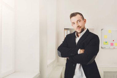 Ofis pencere yakınındaki emin iş adamı