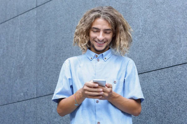 Homem jovem usando Smartphone — Fotografia de Stock