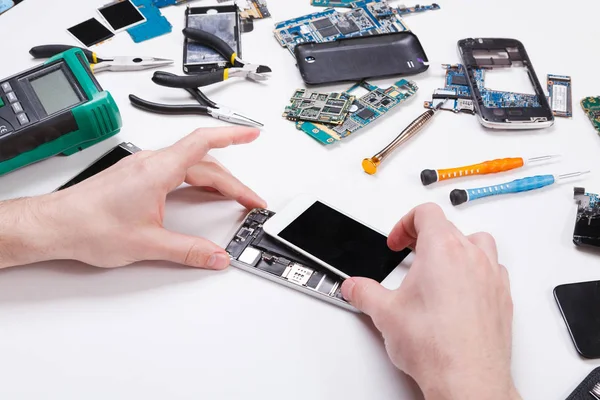 Reparador desmontagem telefone para inspeção — Fotografia de Stock