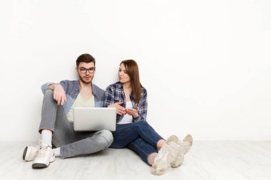 Boş odada dizüstü bilgisayar ile web sörf Çift