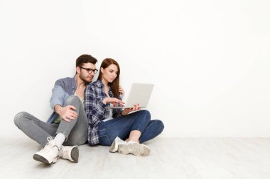 Rahat çift laptop ile çalışma, stüdyo vurdu