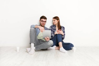 Çift taşıdıktan sonra online mobilya seçimi