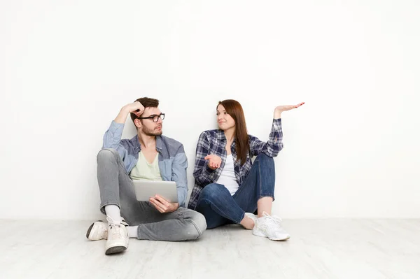 Couple shopping en ligne, assis sur le sol à la maison — Photo