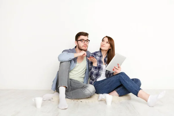 Пара вибирає меблі онлайн для нової квартири — стокове фото