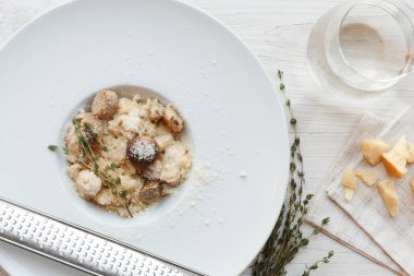 Biberiye ve parmesan, İtalyan mutfağı closeup yabani mantar risotto