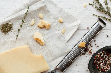 Parmesan parça ile küçük rende ve otlar Üstten Görünüm
