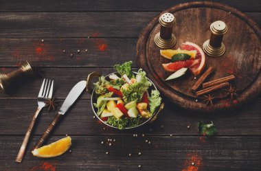 Vegan ve vejetaryen bir Hint restoranı tabak, taze sebze salatası