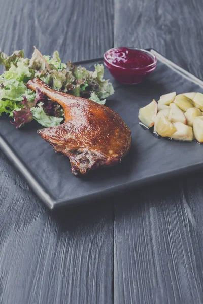 Pato assado confit perna, restaurante comida close-up — Fotografia de Stock