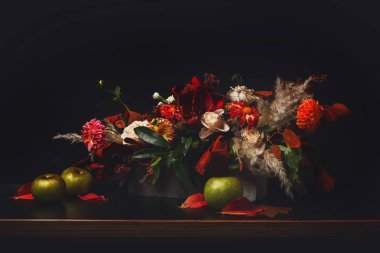 Siyah arka plan üzerine çiçek kompozisyon