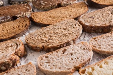 Fırın kavramı. Dilimlenmiş ekmek arka plan bol