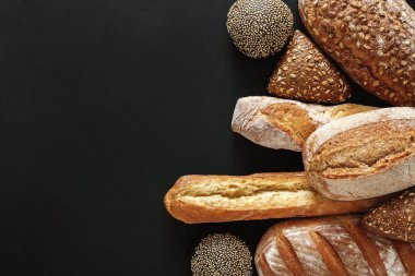 Fırın kavramı. Ekmek arka plan üzerinde balck izole bol