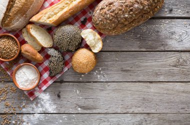 Kırsal ahşap üzerinde kopyalama alanı olan ekmek arkaplanı