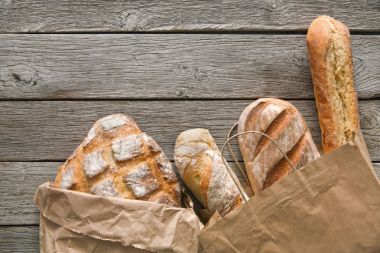 Ekmek fırın arka plan. Kahverengi ve beyaz buğday tahıl somun kompozisyon rustik ahşap üzerine