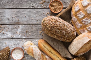 Kırsal ahşap üzerinde kopyalama alanı olan ekmek arkaplanı