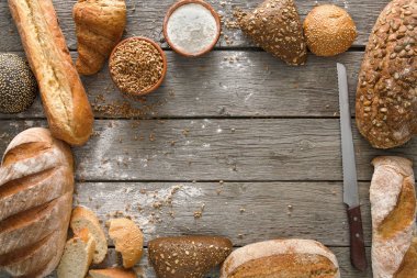 Kırsal ahşap üzerinde kopyalama alanı olan ekmek arkaplanı