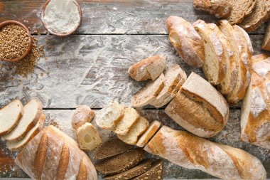 Ekmek fırın arka plan. Kahverengi ve beyaz buğday tahıl somun kompozisyon rustik ahşap üzerine