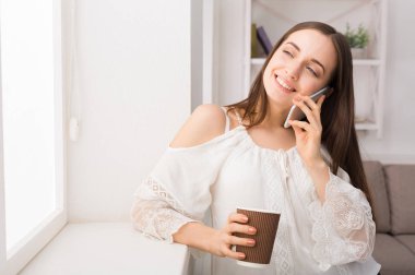 Cep telefonuyla konuşan mutlu kadın.