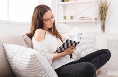 Genç kadın onu notlar okuma