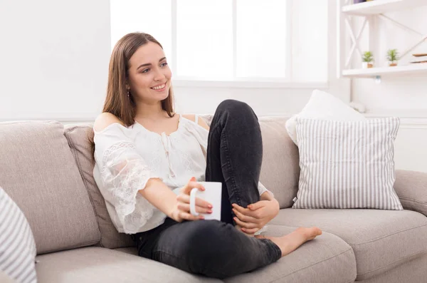 Mulher sorridente em casa com xícara de café — Fotografia de Stock