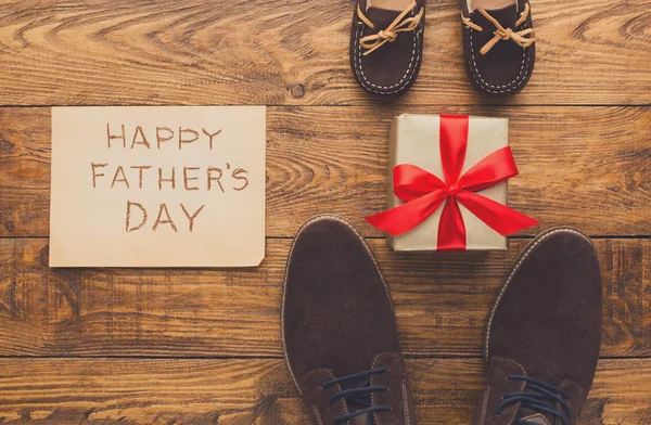 Tarjeta del Día de los Padres Felices sobre fondo rústico de madera — Foto de Stock