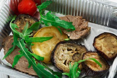 Sağlıklı gıda kutularında, diyet kavramı. Fırında patlıcan