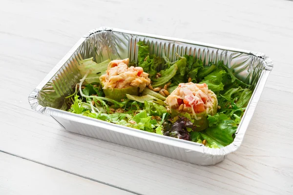 Alimentos saudáveis levam em caixa de papel alumínio — Fotografia de Stock