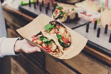 Sokak satıcısı eller Taco açık havada yapma