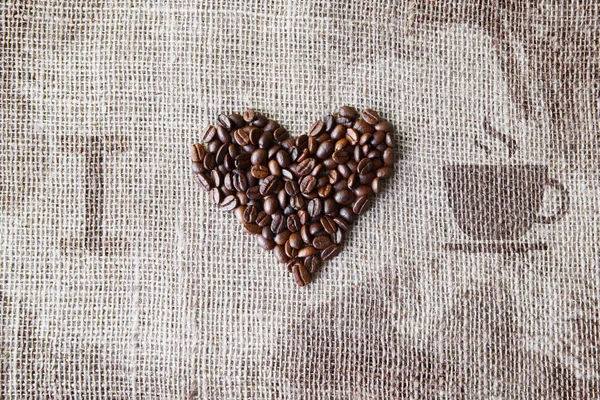 Kahve - çuval bezi doku fasulye kalp şeklinde aşk — Stok fotoğraf
